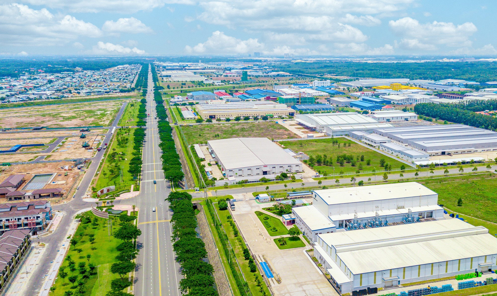 Công nghiệp tại Tân Uyên phát triển mạnh, trên địa bàn có nhiều KCN lớn.